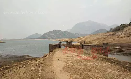 ஆழியாறு அணையில் வெளியே தெரியும் ஆங்கிலேயர் காலத்து பாலம்