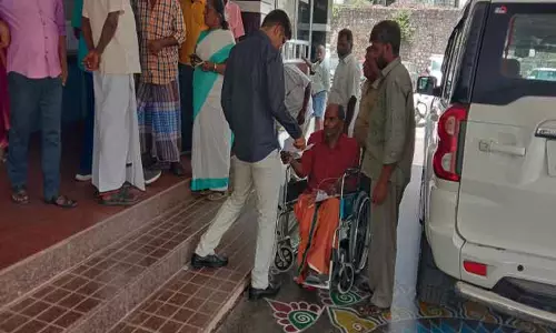 சாலையோர கடை நடத்த அனுமதிக்க வேண்டும்