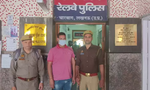 ஓடும் ரெயில் பெண் மீது சிறுநீர் கழித்த டிக்கெட் பரிசோதகர் பணி நீக்கம் ஓடும் ரெயில் பெண் மீது சிறுநீர் கழித்த டிக்கெட் பரிசோதகர் பணி நீக்கம்