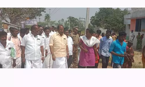 வெங்கலம் கிராமத்தில் மக்களை தேடி மனுக்கள் பெறும் முகாம்:வீட்டுமனை பட்டா கேட்ட 150 பேருக்கு வழங்க ஏற்பாடுவசந்தம் கார்த்திகேயன் எம்.எல்.ஏ. உறுதி