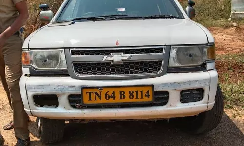 உத்தமபாளையம் அருகே பட்டப்பகலில் துணிகரம்:ரூ.10 கோடி கேட்டு தொழிலதிபர் காரில் கடத்தல்:4 பேர் கொண்ட கும்பலிடம் விசாரணை