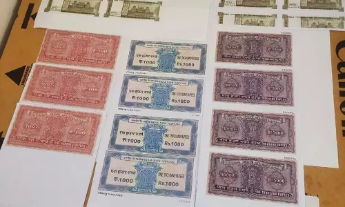 கம்பத்தில்போலி முத்திரைத்தாள், கள்ளநோட்டுஅச்சடித்த 2 பேர் கைது