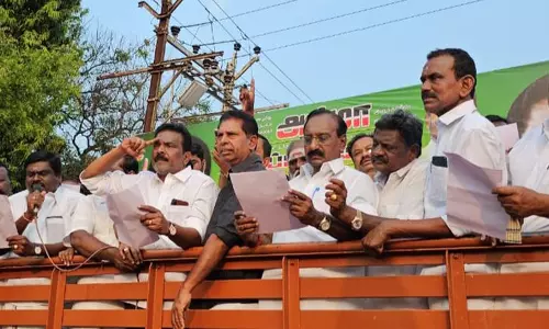 எடப்பாடி பழனிசாமி மீது வழக்குப்பதிவு செய்ததை கண்டித்துஅ.தி.மு.க.வினர் ஆர்ப்பாட்டம்