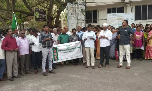 தேனியில்வருவாய்த்துறை அலுவலர்கள் ஆர்ப்பாட்டம்