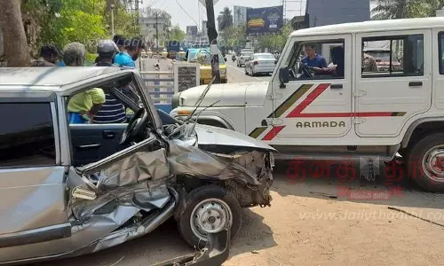 களியக்காவிளை அருகே 2 கார்கள், மோட்டார் சைக்கிள் அடுத்தடுத்து மோதல் களியக்காவிளை அருகே 2 கார்கள், மோட்டார் சைக்கிள் அடுத்தடுத்து மோதல்