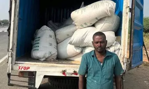 விபத்தில் சிக்கிய சரக்கு வாகனத்தில்1¼ டன் ரேஷன் அரிசி சிக்கியது