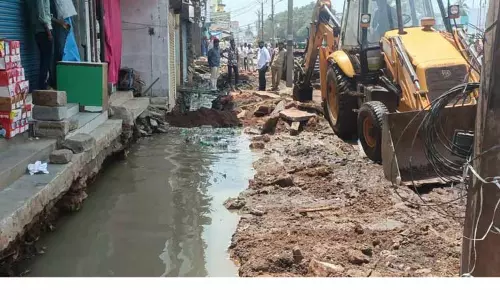 துவரங்குறிச்சியில் 2-வது நாளாக கால்வாயில் ஆக்கிரமிப்பு பகுதிகள் அகற்றம் துவரங்குறிச்சியில் 2-வது நாளாக கால்வாயில் ஆக்கிரமிப்பு பகுதிகள் அகற்றம்