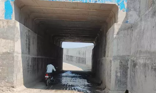 ரெயில்வே சுரங்கபாதையில் சேதமான சாலை