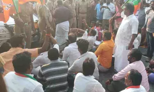 பொதுக்கூட்டத்தில் பங்கேற்க காரில் சென்ற எச்.ராஜா கைது பொதுக்கூட்டத்தில் பங்கேற்க காரில் சென்ற எச்.ராஜா கைது