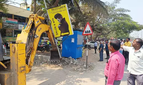 சாலையோர ஆக்கிரமிப்புகள் அகற்றம் சாலையோர ஆக்கிரமிப்புகள் அகற்றம்