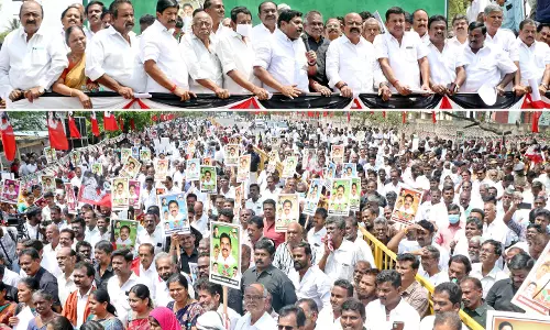 கோவையில் அ.தி.மு.க.வினர் கண்டன ஆர்ப்பாட்டம்