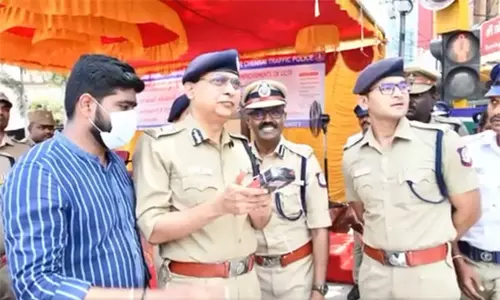 சென்னை போக்குவரத்துக் காவல் துறையை நவீனப்படுத்த 4 தொழில்நுட்ப திட்டங்கள் - காவல் ஆணையர் சங்கர் ஜிவால் தொடங்கி வைத்தார் சென்னை போக்குவரத்துக் காவல் துறையை நவீனப்படுத்த 4 தொழில்நுட்ப திட்டங்கள் - காவல் ஆணையர் சங்கர் ஜிவால் தொடங்கி வைத்தார்