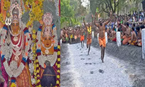 பக்தர்கள் குண்டம் இறங்கி வழிபாடு பக்தர்கள் குண்டம் இறங்கி வழிபாடு