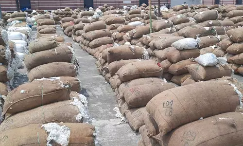 கள்ளக்குறிச்சிவாரச்சந்தையில் ரூ.55 லட்சத்துக்கு பருத்தி விற்பனை