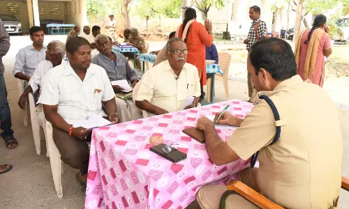 சிறப்பு விசாரணை முகாமில் 14 மனுக்களுக்கு உடனடி தீர்வு