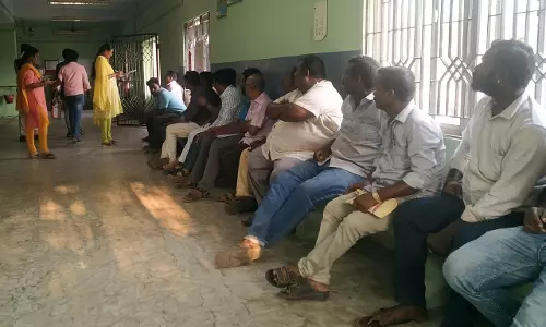 வட்டார போக்குவரத்து, பத்திரப்பதிவு அலுவலகங்களில் லஞ்ச ஒழிப்பு துறை போலீசார் திடீர் சோதனை வட்டார போக்குவரத்து, பத்திரப்பதிவு அலுவலகங்களில் லஞ்ச ஒழிப்பு துறை போலீசார் திடீர் சோதனை