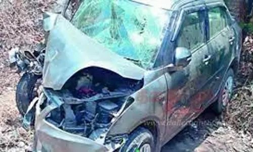 லாரி மீது கார் மோதியதில் என்ஜினீயர் பலி