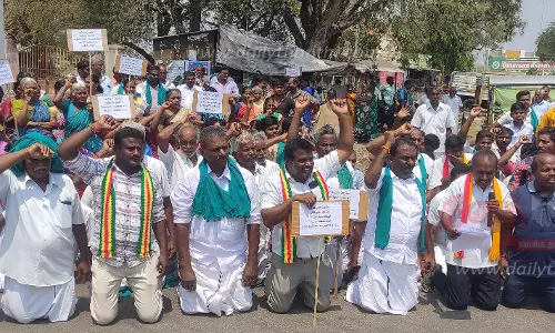 விவசாயிகள் மண்டியிட்டு ஆர்ப்பாட்டம்