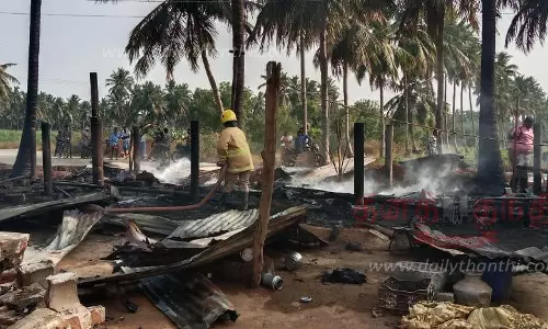 8 குடிசைகள் தீக்கிரையானது