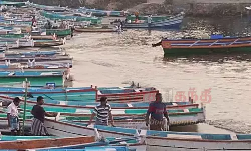மீன்பிடிக்க சென்ற வள்ளம், விசைப்படகு மீனவர்கள்