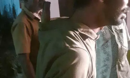 கோபி அருகே பட்டாக்கத்தியுடன் பொதுமக்களை மிரட்டிய வாலிபர்- சமூகவலைத்தளங்களில் வைரலாகும் புகைப்படம்