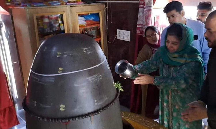 காஷ்மீர்: இந்து மத வழிபாட்டு தலத்தில் மெகபூபா முப்தி வழிபாடு
