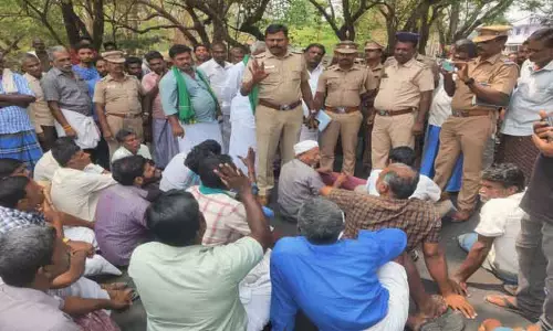 காட்டு யானை வனப்பகுதிக்குள் விரட்டக்கோரி விவசாயிகள் சாலை மறியல்