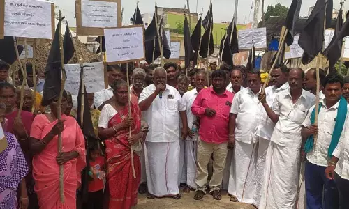 தார் ஆலையை மூட கோரிதாலுகா அலுவலகத்தை கிராம மக்கள் முற்றுகைமேல்மலையனூரில் பரபரப்பு