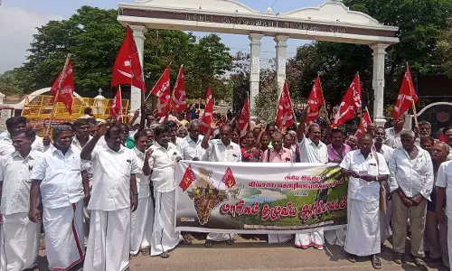 கலெக்டர் அலுவலகம் முன்புவிவசாய தொழிலாளர்கள் சங்கத்தினர் ஆர்ப்பாட்டம்