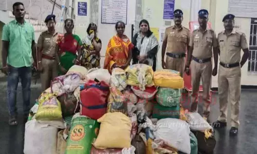 ரெயில் மூலம் ரேஷன் அரிசி கடத்திய 3 பெண்கள் கைது