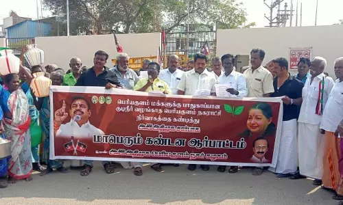 பெரியகுளத்தில் குடிநீர் பிரச்சினையை கண்டித்து ஓ.பன்னீர்செல்வம் ஆதரவாளர்களுடன் இணைந்து அ.ம.மு.க.வினர் ஆர்ப்பாட்டம்:எடப்பாடி பழனிசாமி தரப்பினரும் போராட்டத்தில் ஈடுபட்டதால் பரபரப்பு