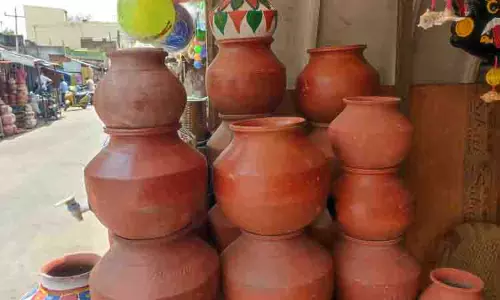 வெயிலின் தாக்கத்தை தணிக்க மண்பானை விற்பனை அமோகம்