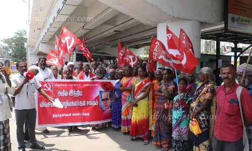 விவசாய தொழிலாளர் சங்கத்தினர் ஆர்ப்பாட்டம்