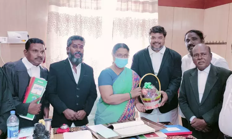 விழுப்புரம் மாவட்ட முதன்மை நீதிபதிக்கு வக்கீல்கள் சங்கத்தினர் வரவேற்பு விழுப்புரம் மாவட்ட முதன்மை நீதிபதிக்கு வக்கீல்கள் சங்கத்தினர் வரவேற்பு