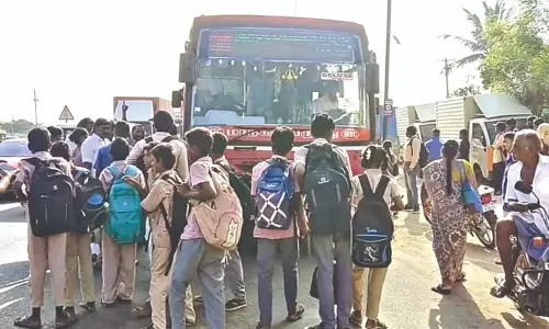 சென்னகுப்பம் பஸ் நிறுத்தத்தில் அரசு பஸ் நின்று செல்லாததால் மாணவ-மாணவிகள் அவதி