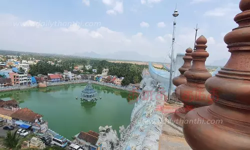 கோபுரத்தில் ரூ.7½ லட்சத்தில் புதிய இடி தாங்கி