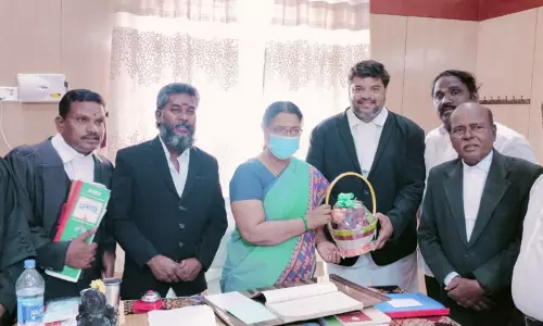 விழுப்புரம் மாவட்ட முதன்மை நீதிபதிக்கு வக்கீல்கள் சங்கத்தினர் வரவேற்பு விழுப்புரம் மாவட்ட முதன்மை நீதிபதிக்கு வக்கீல்கள் சங்கத்தினர் வரவேற்பு