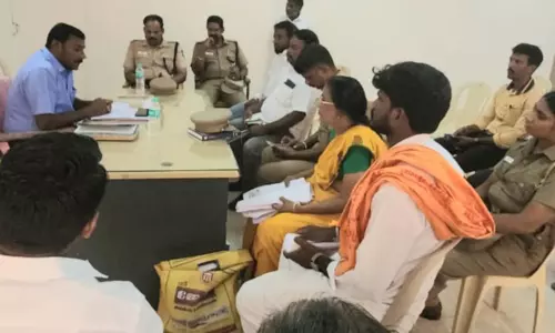 3 ஏக்கர் நிலத்தை இருதரப்பினர் உரிமை கொண்டாடியதால் அமைதி பேச்சுவார்த்தை 3 ஏக்கர் நிலத்தை இருதரப்பினர் உரிமை கொண்டாடியதால் அமைதி பேச்சுவார்த்தை