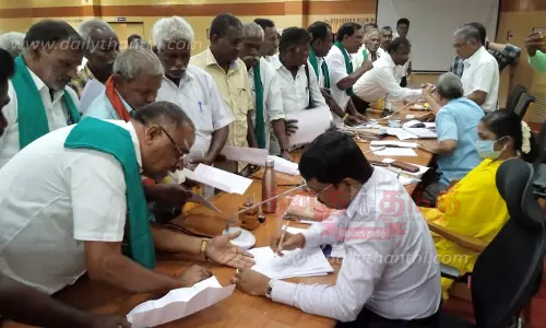 கூட்டுறவு, தேசியமயமாக்கப்பட்ட வங்கிகளில் விவசாயிகளுக்கு கடன் கிடைப்பதில்லை- குறைதீர்வு கூட்டத்தில் புகார் கூட்டுறவு, தேசியமயமாக்கப்பட்ட வங்கிகளில் விவசாயிகளுக்கு கடன் கிடைப்பதில்லை- குறைதீர்வு கூட்டத்தில் புகார்