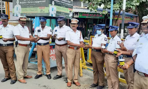 நாமக்கல்லில் போக்குவரத்து போலீசாருக்கு குளிர்பானம்