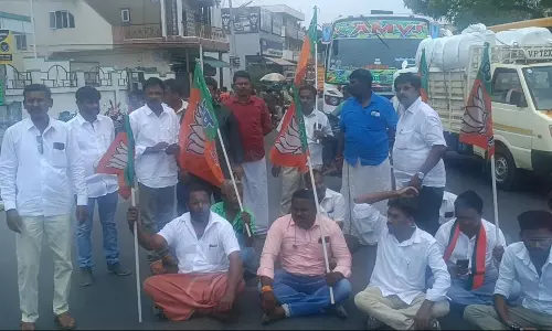 பள்ளிபாளையத்தில் சாலை மறியலில் ஈடுபட்ட பா.ஜனதாவினர் கைது