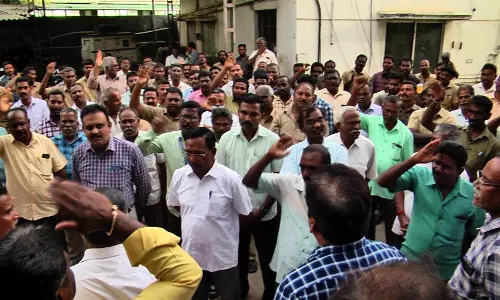 நாமக்கல்லில் மின்வாரிய ஊழியர்கள் ஆர்ப்பாட்டம்