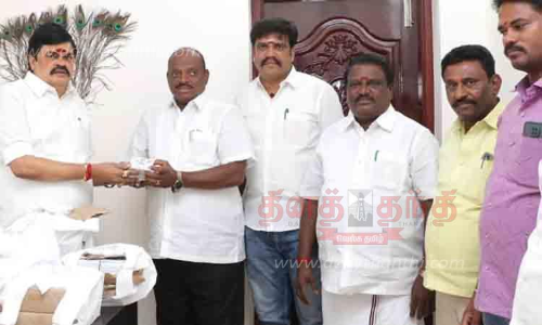 அ.தி.மு.க.வினருக்கு புதிய உறுப்பினர் அட்டை