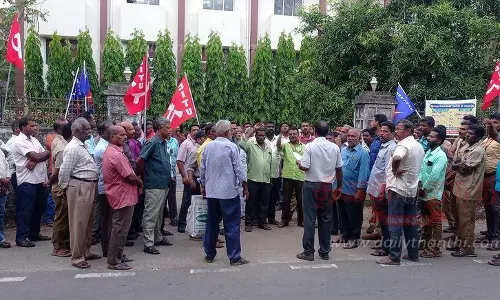 நாகர்கோவிலில் காலி பணியிடங்களை நிரப்பக்கோரி மின்வாரிய ஊழியர்கள் ஆர்ப்பாட்டம்