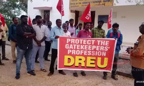 ரெயில்வே ஊழியர்கள் ஆர்ப்பாட்டம்