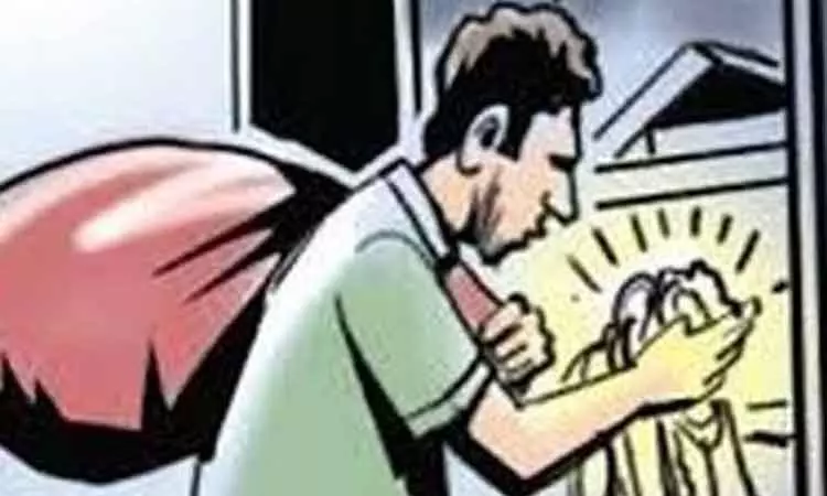 அடுத்தடுத்து 2 வீடுகளில் திருட்டு அடுத்தடுத்து 2 வீடுகளில் திருட்டு