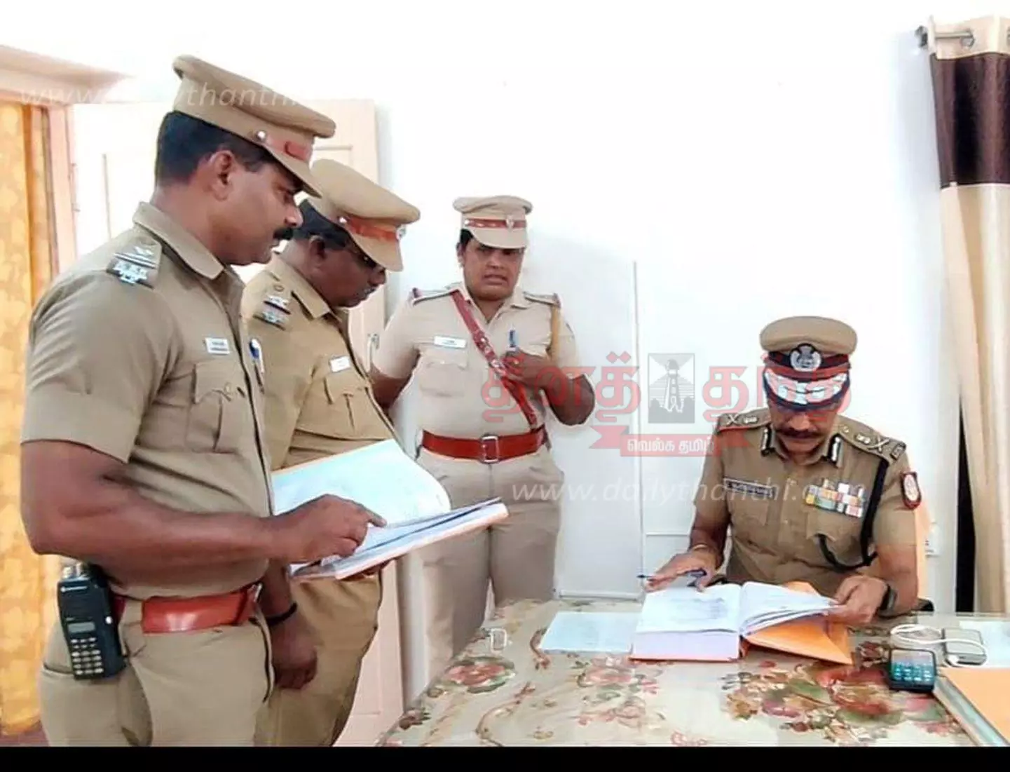 போலீஸ் நிலையங்களில் புகார் கொடுக்க வருகிறவர்களிடம் அன்பாக நடந்து கொள்ள வேண்டும்;போலீசாருக்கு டி.ஜி.பி. சைலேந்திரபாபு அறிவுரை போலீஸ் நிலையங்களில் புகார் கொடுக்க வருகிறவர்களிடம் அன்பாக நடந்து கொள்ள வேண்டும்;போலீசாருக்கு டி.ஜி.பி. சைலேந்திரபாபு அறிவுரை