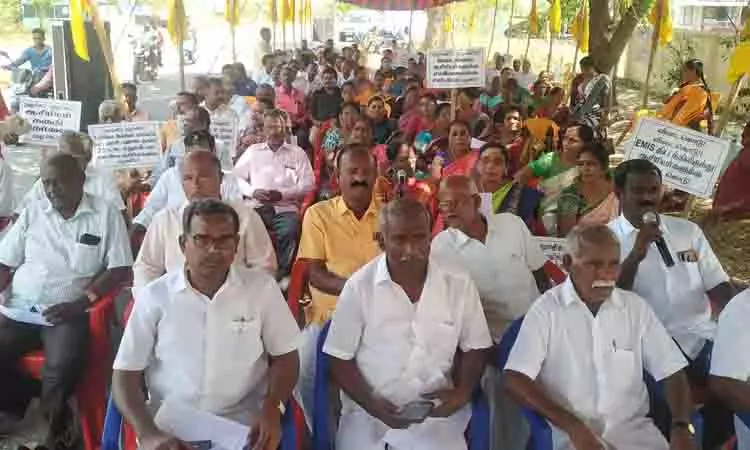 தொடக்கப்பள்ளி ஆசிரியர்கள் உண்ணாவிரதம் தொடக்கப்பள்ளி ஆசிரியர்கள் உண்ணாவிரதம்