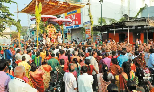 காஞ்சீபுரம் யதோக்தகாரி பெருமாள் கோவில் கருட சேவை திருவிழா
