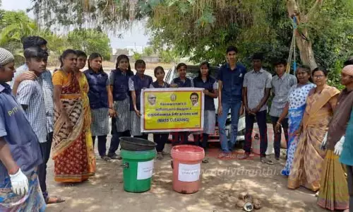 குப்பைகளை தரம் பிரிப்பது குறித்து பள்ளி மாணவர்களுக்கு செயல் விளக்கம்
